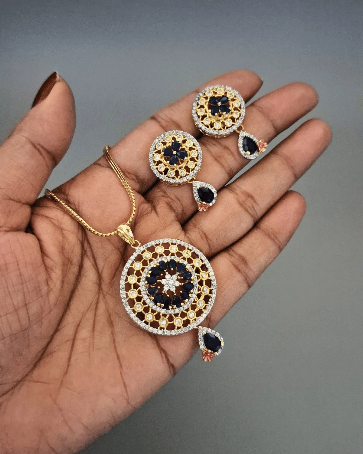 Zevarly Timeless Treasure Pendant Set
